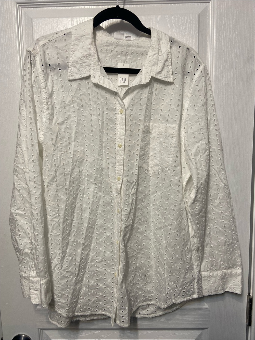 NWT GAP Women’s White Eyelet Button-Up Shirt